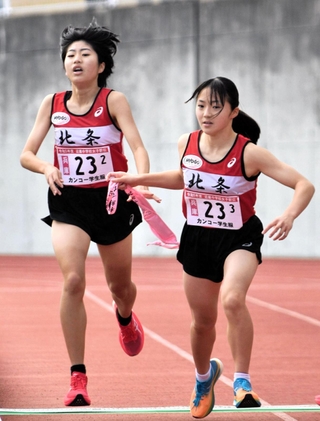 女子・北条　２区南朱音（左）からたすきを受けて駆け出す３区住田乙姫