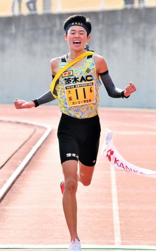 初優勝のフィニッシュテープを切る男子・茨木ＡＣのアンカー宮崎空