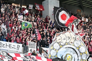 試合後、優勝のシャーレをかたどった横断幕を掲げ、神戸の勝利を祝うサポーターたち＝３日午後、大阪府吹田市のパナソニックスタジアム吹田　