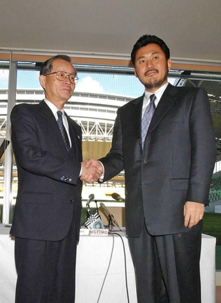 調印後に握手をかわす中野晴雄・ヴィッセル神戸社長（左）と三木谷浩史クリムゾングループ代表取締役社長＝２００４年１月１４日、神戸ウイングスタジアム