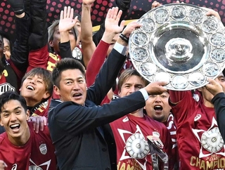 初優勝を決め、シャーレを掲げる吉田孝行監督＝１１月２５日、ノエビアスタジアム神戸