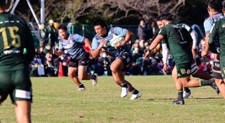 具智元選手（中央）＝対トヨタヴェルブリッツ戦。１１月１８日、トヨタスポーツセンター