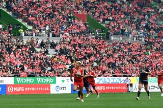 大勢の観客が見守る中、熱戦を繰り広げる神戸と三重のフィフティーン＝９日午後、神戸市兵庫区御崎町１、ノエビアスタジアム神戸（撮影・中西幸大）