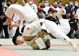 柔道男子６６キロ級決勝　払い腰で相手を投げつける東洋大姫路の西村輝龍