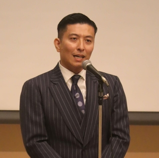 引退セレモニーで恩師や家族への感謝を述べる寺内健さん＝尼崎市内のホテル