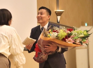 引退セレモニーで花束と記念品を受け取る寺内健さん＝尼崎市内のホテル