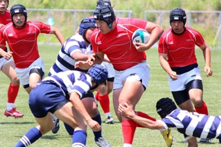 日本文理大付高時代の試合で、ボールを持って突進する具智元（中央）＝大分県由布市（染矢勝義さん提供）