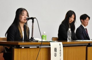 競技と仕事の両立について意見を交わした籠谷歩未（左）ら兵庫ゆかりのアスリートたち＝兵庫県民会館