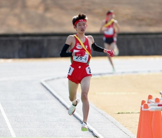 １１位でフィニッシュする男子・安室の６区中村凌＝滋賀県希望が丘文化公園（撮影・小林良多）