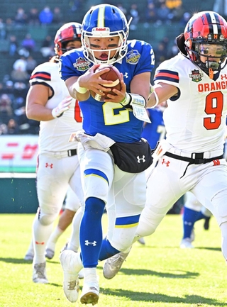 関学大－法大　第１クオーター、タッチダウンを決める関学大のＱＢ星野＝甲子園球場（撮影・斎藤雅志）