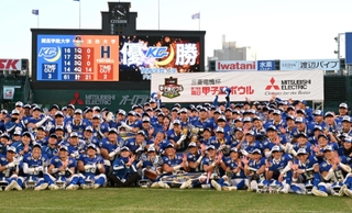 史上初の６連覇を果たし、喜ぶ関学大の選手ら＝17日午後、西宮市の甲子園球場（撮影・斎藤雅志）