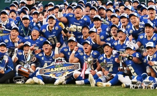 史上初の６連覇を果たし、喜ぶ関学大の選手たち＝17日午後、西宮市の甲子園球場（撮影・斎藤雅志）