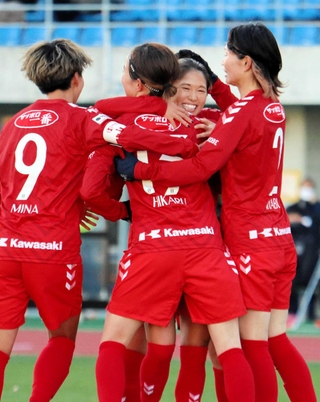ＩＮＡＣ神戸－ＡＳハリマ　後半３６分、勝ち越し点を奪った成宮（奥中央）を祝うＩＮＡＣ神戸イレブン