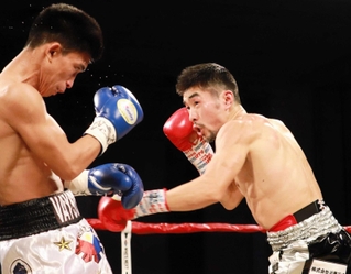 ２回、パンチを繰り出す山中竜也（右）