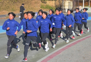 ２年ぶりの都大路に向け練習に励む女子・須磨学園の選手たち＝神戸市須磨区の同校（撮影・斎藤雅志）