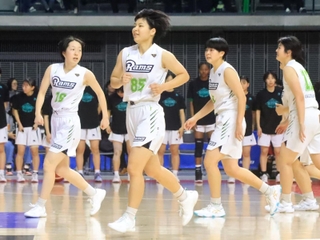 女子１回戦・三田松聖-山形中央　初戦を突破し、喜ぶ三田松聖の選手たち