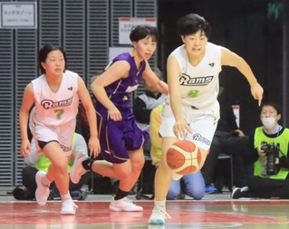 女子１回戦・三田松聖-山形中央　第３クオーター、リバウンドから攻め込む三田松聖の崔（右）