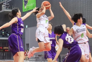 女子１回戦・三田松聖-山形中央　第４クオーター、シュートを放つ三田松聖の東奈（７）