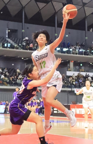 女子１回戦・三田松聖-山形中央　第２クオーター、シュートを狙う三田松聖の渡部（17）