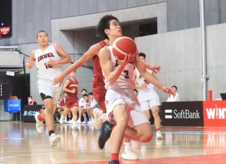 男子１回戦・育英-九州学院　第１クオーター、シュートを放つ育英の竹本（中央）