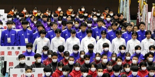 開会式で紹介を受ける須磨学園の女子と男子の選手ら（中央）