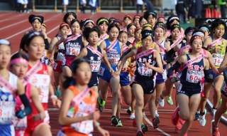 スタートする女子・須磨学園の１区池野絵莉（中央）＝24日午前、京都市のたけびしスタジアム京都（撮影・笠原次郎）