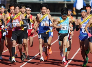 スタートする男子・須磨学園１区の折田壮太（中央）＝２４日、京都市のたけびしスタジアム京都（撮影・笠原次郎）