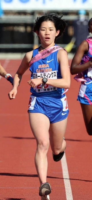順位を二つ押し上げ６位でフィニッシュする女子・須磨学園のアンカー黒田奈那＝２４日、京都市のたけびしスタジアム京都（撮影・笠原次郎）