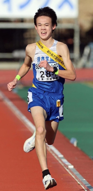 過去最高の４位でフィニッシュした男子・須磨学園のアンカー長谷川大翔＝２４日、京都市のたけびしスタジアム京都（撮影・笠原次郎）