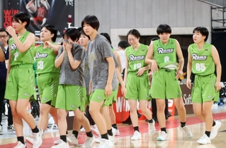 女子２回戦・京都両洋-三田松聖　敗退し、肩を落とす三田松聖の選手ら
