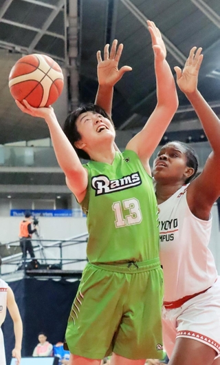 女子２回戦・京都両洋-三田松聖　第４クオーター、シュートを狙う三田松聖の竹中（中央）