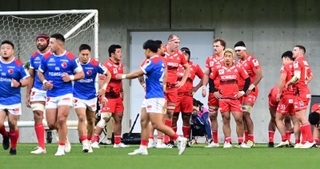 神戸-ＢＬ東京　前半２８分、ＢＬ東京のフリゼルにトライを許し、腰に手をあてる神戸のレタリックら＝神戸市兵庫区、ノエビアスタジアム神戸（撮影・中西幸大）