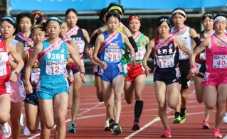 スタートダッシュを試みる須磨学園の１区池野絵莉選手（中央）＝２４日、京都市のたけびしスタジアム京都（撮影・笠原次郎）