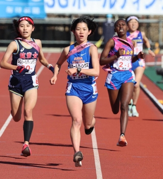 ６位でフィニッシュする須磨学園のアンカー黒田奈那（中央）＝２４日、京都市のたけびしスタジアム京都（撮影・笠原次郎）