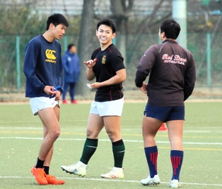 練習の合間に仲間と言葉を交わす報徳学園高の菊川迪主将（中央）＝２０２３年１２月２０日、西宮市上大市５の同校グラウンド