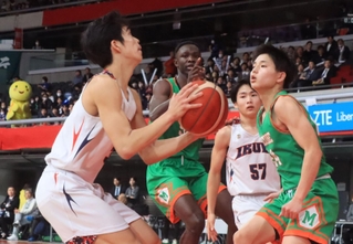 男子２回戦・育英-別府溝部学園　第３クオーター、シュートを狙う育英の竹本（左）