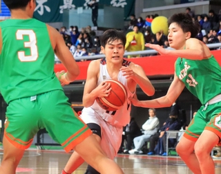 男子２回戦・育英-別府溝部学園　第４クオーター、攻め込む育英の三井（中央）