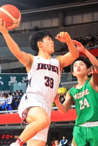 男子２回戦・育英-別府溝部学園　第４クオーター、シュートを狙う育英の竹内琉（39）