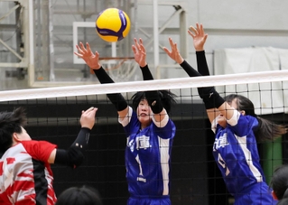 女子予選リーグ・福井-兵庫　第１セット、懸命にブロックする兵庫の選手たち＝エディオンアリーナ大阪