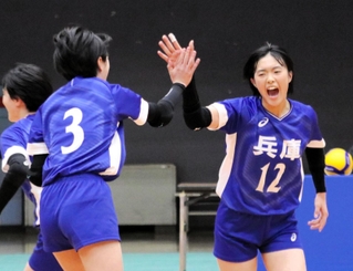 女子予選リーグ・福井-兵庫　第２セット、ポイントを奪い、感情をむき出しにする兵庫の藤本（右）＝エディオンアリーナ大阪