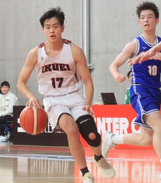 男子３回戦・育英-美濃加茂　第２クオーター、攻め込む育英の三井（１７）