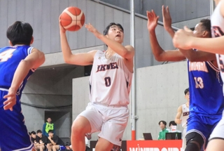 男子３回戦・育英-美濃加茂　第２クオーター、シュートを狙う育英の堀川（中央）