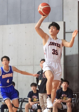 男子３回戦・育英-美濃加茂　第１クオーター、シュートを狙う育英の竹内琉（３９）