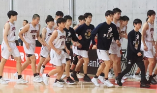 男子３回戦・育英-美濃加茂　敗退し、肩を落とす育英の選手たち