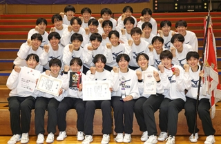 ５年連続の全国舞台で上位進出を目指す女子・氷上の選手たち＝西宮市ライフパートナーアリーナ