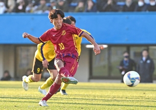 仙台育英-神戸弘陵　後半終了間際、ＰＫでチーム４点目を挙げた神戸弘陵・北藤（撮影・中西幸大）