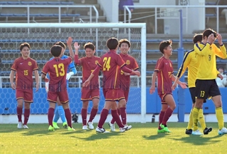 仙台育英に快勝し、喜ぶ神戸弘陵の選手ら（撮影・中西幸大）