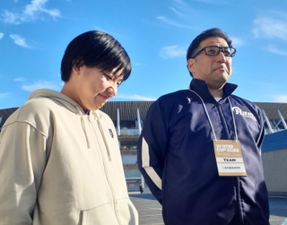 親子で全国の強豪に挑んだ三田松聖の初谷洋志監督（右）と長女で主将の一葉＝東京体育館