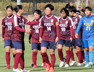 ＰＫ戦の末に敗れて悔しがる姫路女学院の選手たち＝みきぼうパークひょうご