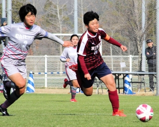 筑陽学園-姫路女学院　後半、ドリブルで攻め入る姫路女学院の三輪（右）＝みきぼうパークひょうご